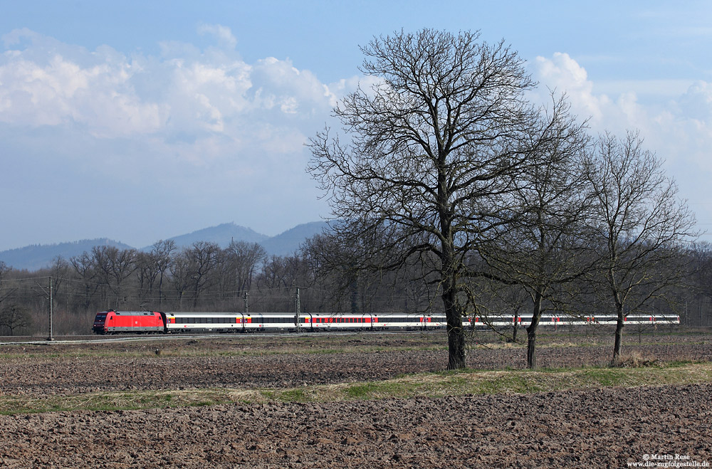 Mit dem EC6 (Interlaken Ost – Hamburg Altona) eilt die 101 073 bei Rastatt Süd gen Norden, 24.3.2015.