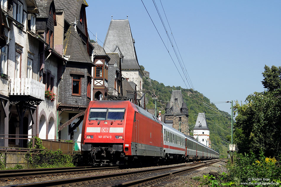 101 074 passiert mit EC101 Hamburg Altona - Chur die Häuserzeile von Bacharach