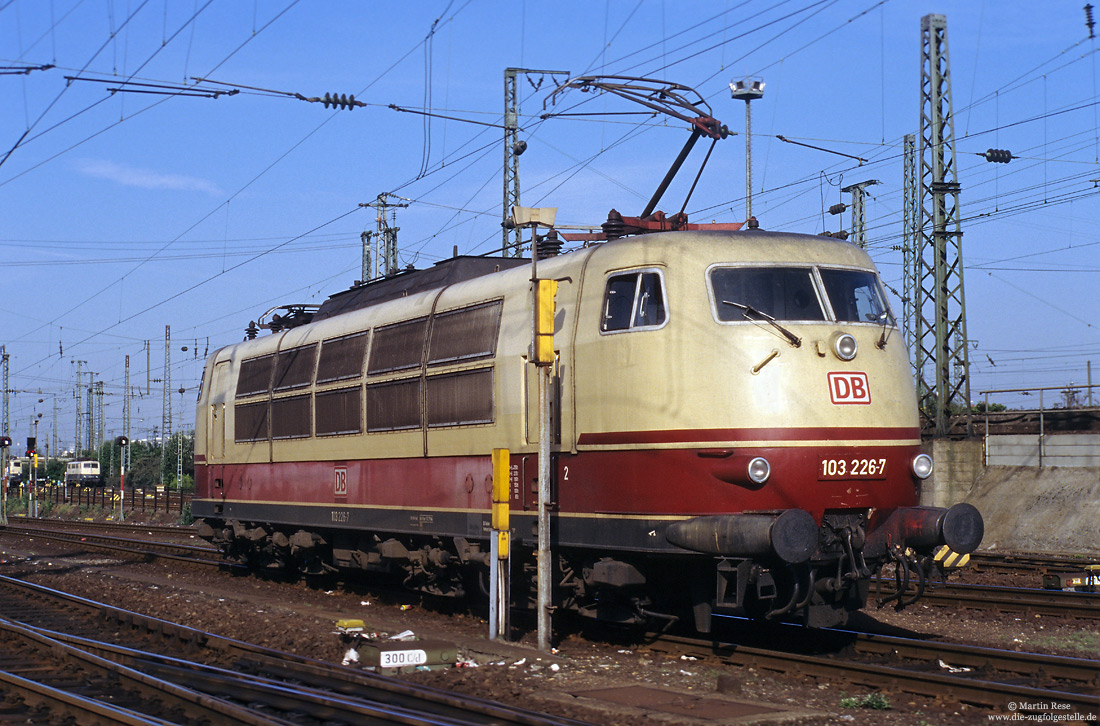 103 226 vom Bw Hamburg 1 an der Meldesäule im Bw Frankfurt Main Hbf