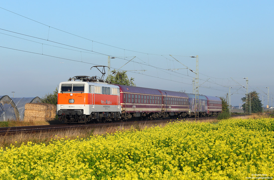 111 111 von DB-Gebrauchtzug in S-Bahnlackierung mit EuroExpress-Wagen in den Feldern bei Nievenheim