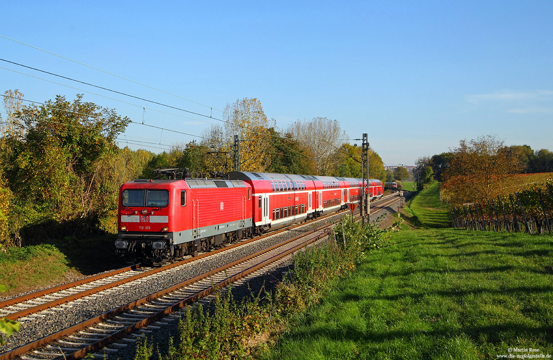 Zwischen Lauffen und Nordheim eilt die Stuttgarter 112 105 mit der aus Doppelstockwagen gebildeten RB39918 nach Heilbronn Hbf.