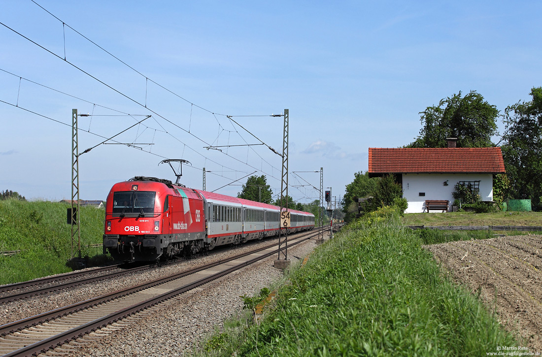 1216 011 mit EC85 an der ehemaligen Blockstelle Hilperting