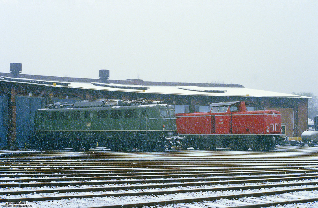 140 856 und 212 167 bei Schneefall im Bw Bielefeld