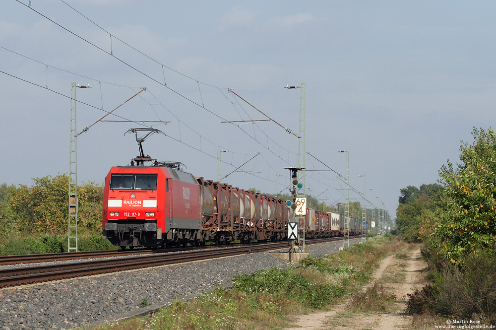 152 117 mit KLV-Zug am Einfahrvorsignal von Forchheim (Baden)