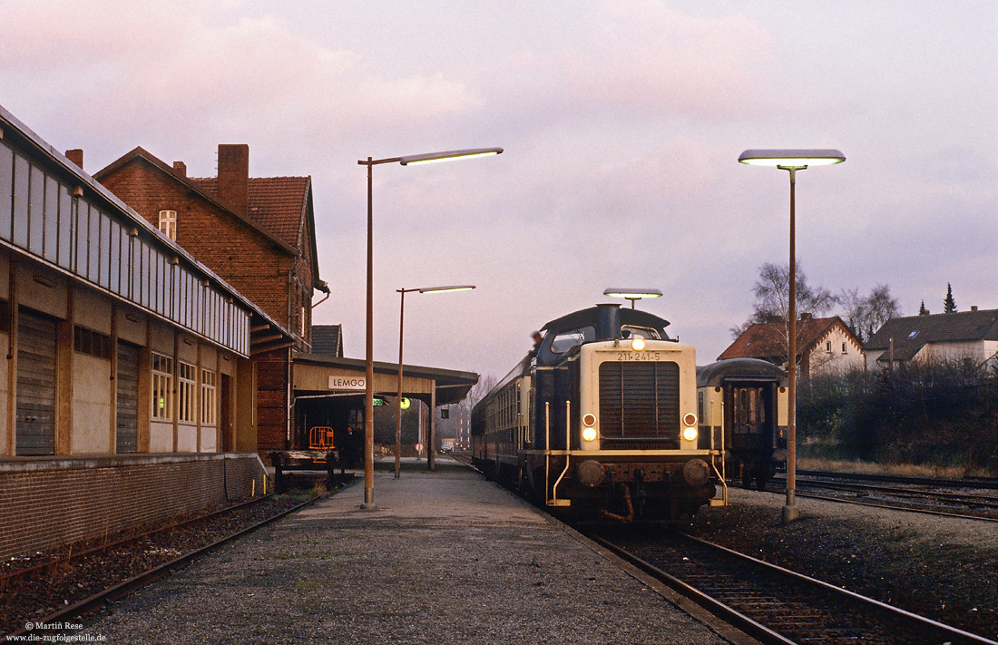 Osnabrücker 211 241 mit N7956 nach Bielefeld Hbf am 30.12.1987 in Lemgo