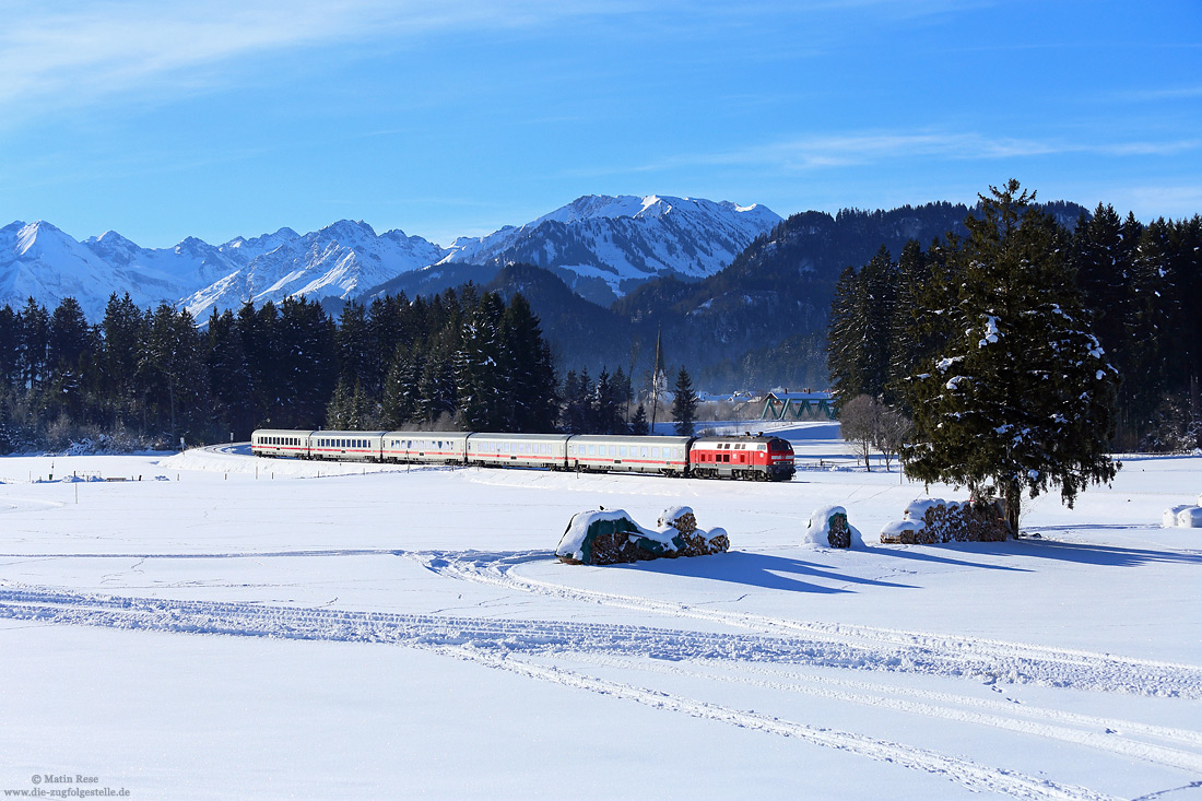 218 494 mit IC2084 Oberstdorf - Hamburg Altona im Schnee bei Unterthalhofen mit Oberstdorfer Bergwelt