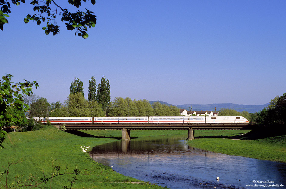 Auf dem Weg nach Berlin überquert der ICE 872 bei Rastatt die Murg