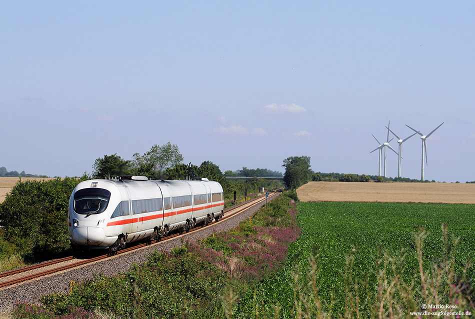 bei Burg rollt der 605 007 als ICE 38 (Kopenhagen - Berlin) über die Insel Fehmarn gen Hamburg