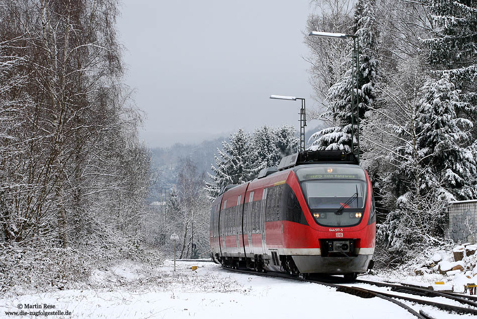 Als RB 11837 nach Köln Hansaring fährt der 644 517 in Rösrath ein