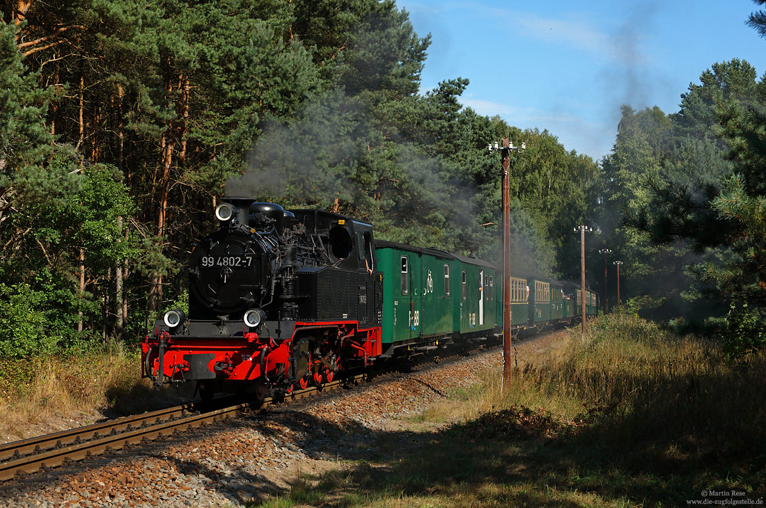 99 4802 der RüKB mit PRE108 Göhren - Lauterbach Mole in der Granitz auf Rügen
