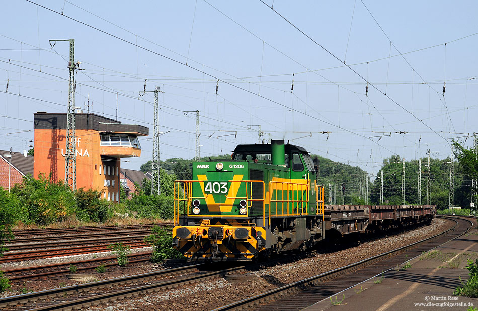 Mit einem aus unbeladenen Rungenwagen gebildeten Zug durchfährt die DE403 der Dortmunder Eisenbahn den Bahnhof Unna