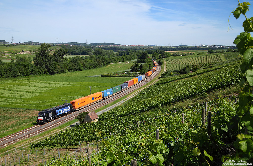 Taurus ES64 U2-015 boxXpress mit Containerzug bei Northeim (Württ.)