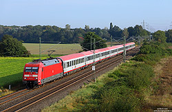 101 011 mit ÖBB-Wagen im Herbst zwischen Leverkusen-Schlebusch und Berliner Straße