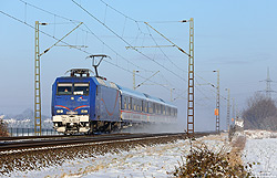 145 087 mit TRI-RB 89409 auf der RB37 bei Meerbusch-Osterath im Schnee