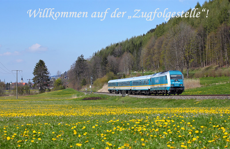 Mit dem ALX84158 (München Hbf – Oberstdorf) am Haken passiert die 223 070 am 29.4.2017 eine mit Löwenzahn übersäte Wiese bei Altstätten. 