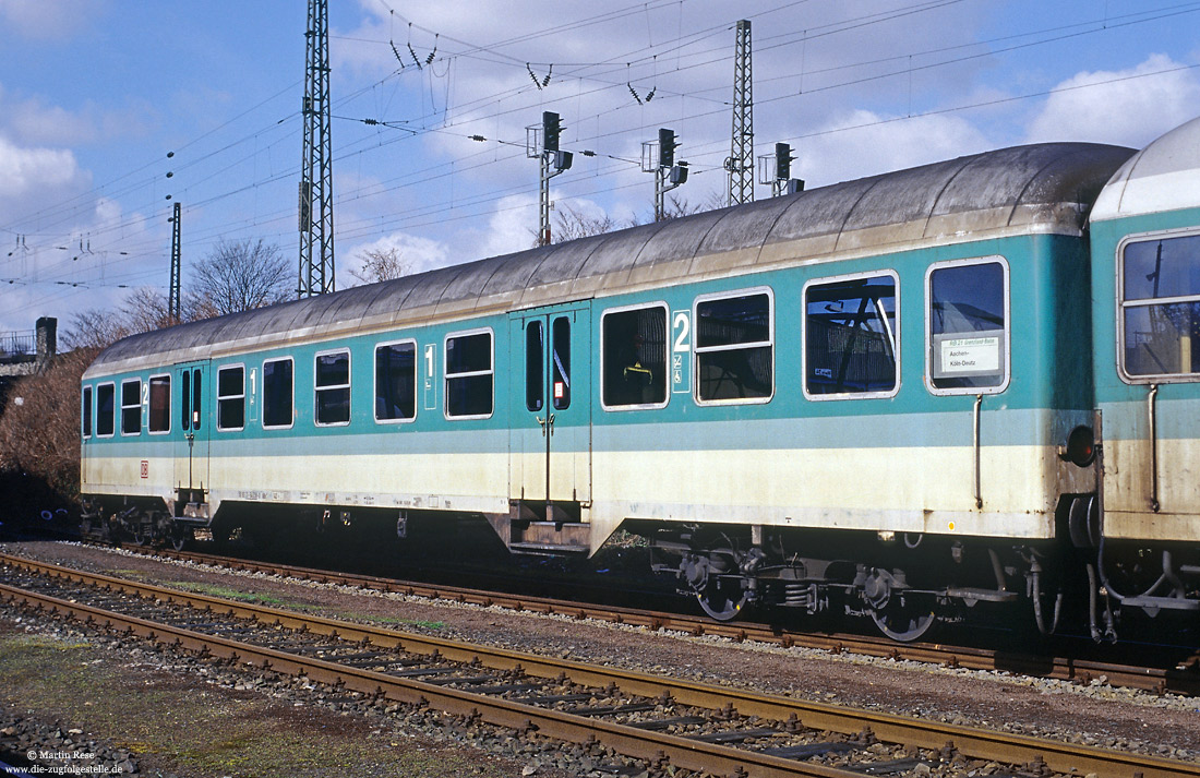 n-Wagen ABn 417 (50 80 31-54 038-0) in mintgrüner Lackierung in Köln-Deutzerfeld