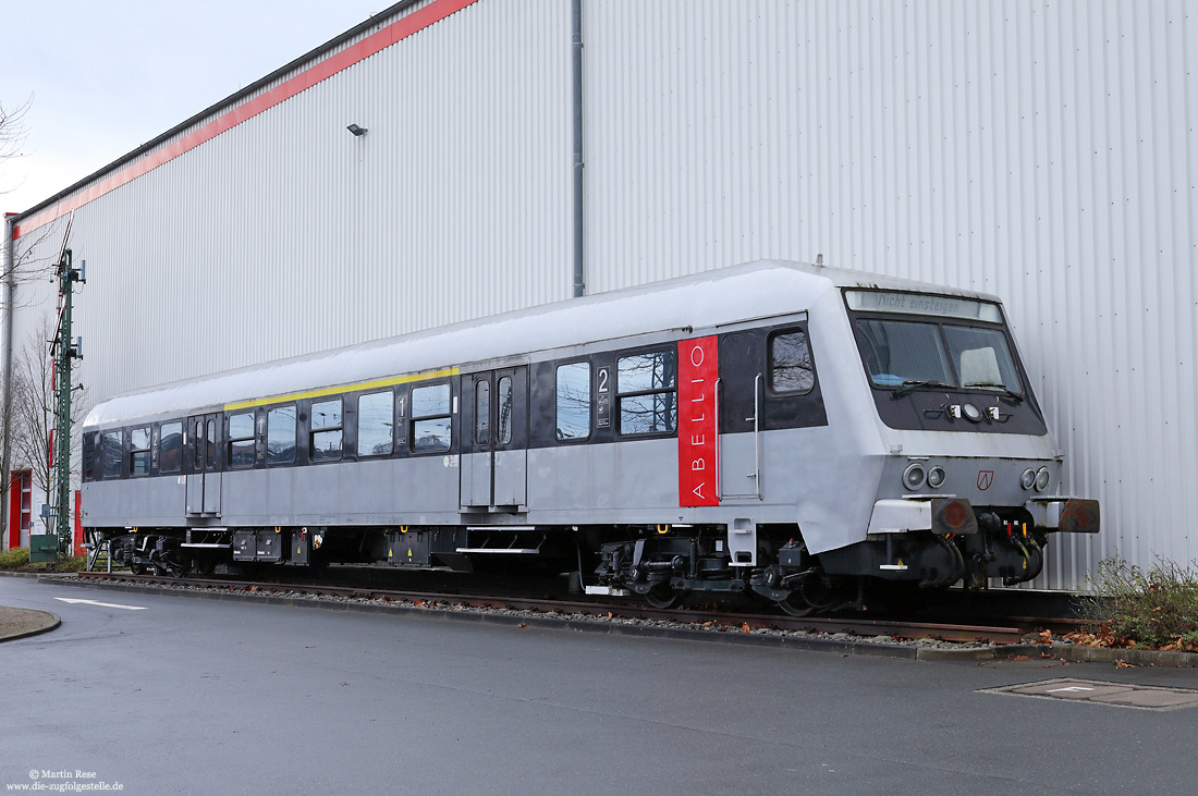 ABydbzf 482.1 (50 00 80-35 632) am 7.1.2022 in Hagen Hbf. <br>
Mit dem ABydbzf 482.1 (80-35 632) hatte Abellio einen weiteren Wittenberger Steuerwagen im Einsatz. Dieser Wagen wurde 2012 ausgemustert und in Hagen im Abellio Werksgelände aufgestellt, wo er auch noch nach der Übernahme der Anlage durch die VIAS steht.
