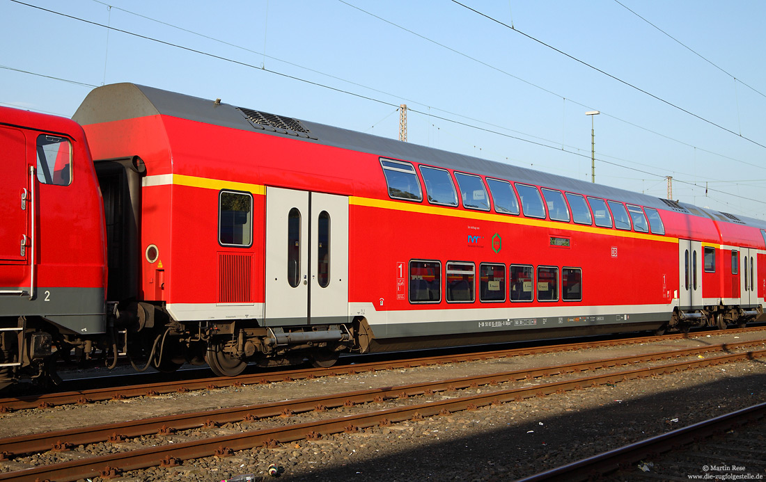 DApza 781.9 (50 80 16-81 004-8 D-DB) am 16.10.2017 in Düsseldorf Abstellbahnhof. <br>
Im Jahr 2004 lieferte das Bombardier-Werk in Görlitz sechs Doppelstockwagen mit Bistro für den RE4 zwischen Münster und Düsseldorf. Diese als DBpkza 781.9 bezeichneten Wagen waren in Aachen beheimatet. 2016 wurden die Bistros ausgebaut und die Wagen in reine 1.Klasse-Wagen umgebaut. Äußerlich sind die Wagen an den fehlenden Fenstern am ehemaligen Bistrobereich zu erkennen. Aus dem DBpkza 781.9 (50 80 26-81 055-8) wurde der DApza 781.9 (50 80 16-81 004-8), der auch heute noch in Aachen beheimatet ist.
