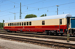 WGmh 854 (61 80 89-90 401-4) am 2.6.2020 in Nürnberg Rbf. <br>
Der Rheingold-Club-Wagen WGmh 854 (89-90 401) gehör ebenfalls zum Bestand des DB-Museums und wird dort im Sonderzugverkehr eingesetzt.
