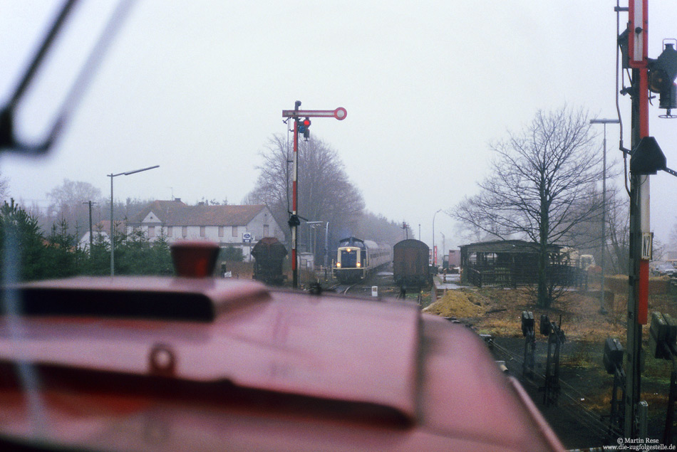 Eine Mitfahrt auf dem Führerstand der 211 270 ermöglichte am 27.2.1987 in Goldenstedt eine Aufnahme der 211 233 aus der Lokführerperspektive. 

