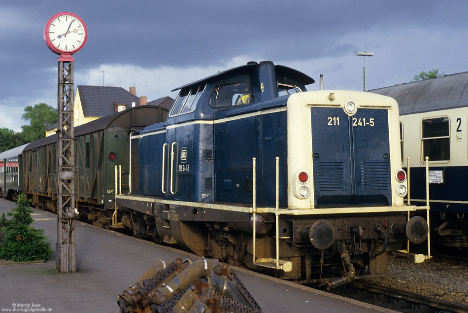 211 241 vom Bw Osnabrück in Wilhelmshaven Hbf vor dem Umbau