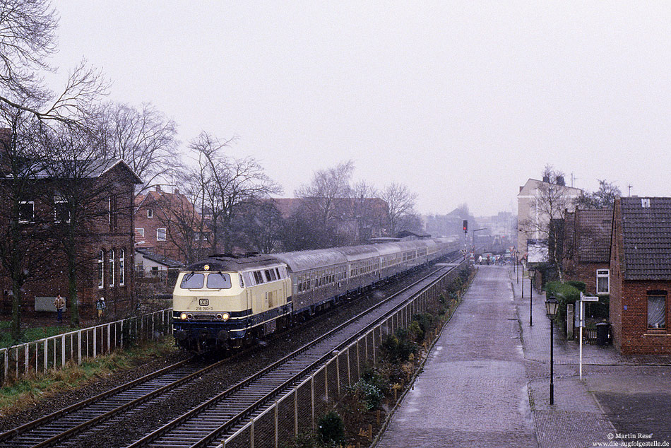216 150 mit Bundeswehrschnellzug D1736 nach Mönchenglandach in Wilhelmshaven