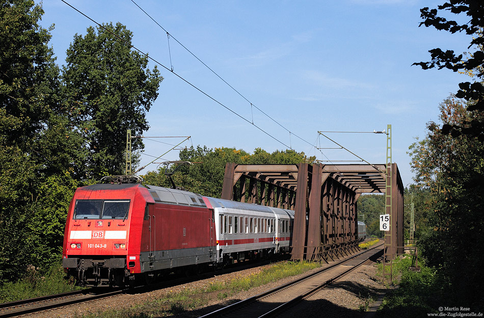 101 043 mit IC2044 auf der Wupperbrücke zwischen Leichlingen und Opladen