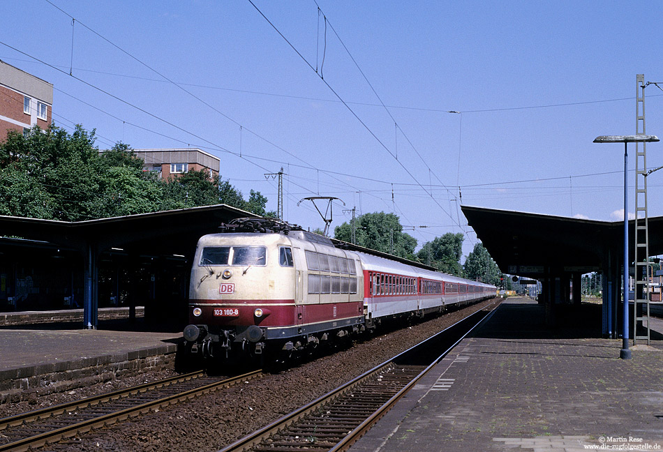 103 160 in rot-beiger Lackierung im bahnhof Köln Mülheim