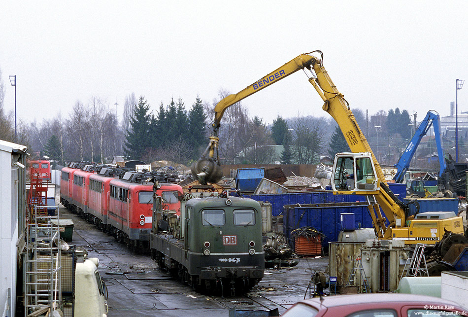 140 411 bei der Verschrottung bei der Firma Bender in Opladen