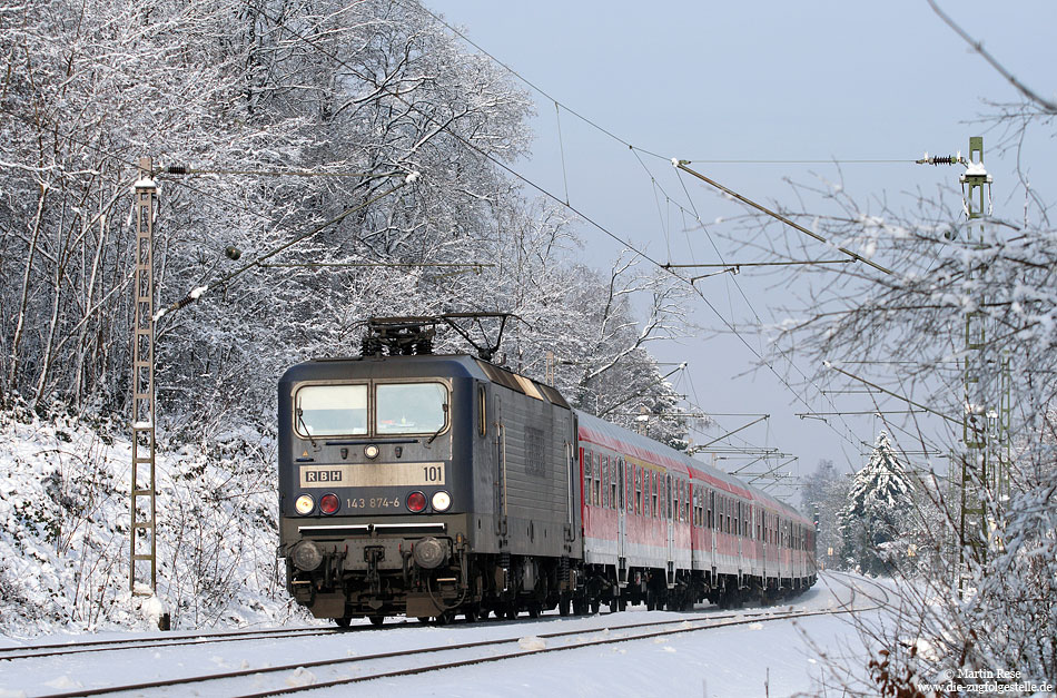 143 874 der RBH mit LR aus n-Wagen bei Solingen Hbf