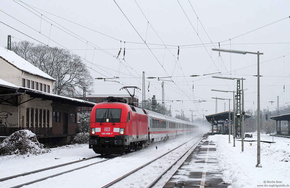 182 006 mit IC2023 im Bahnhof Opladen vor dem Umbau